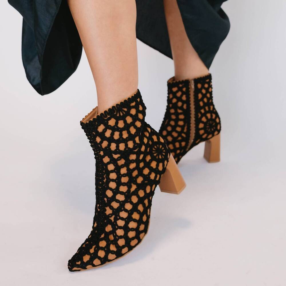 NEW LOVE RIO women's the lattice luxe bootie in black